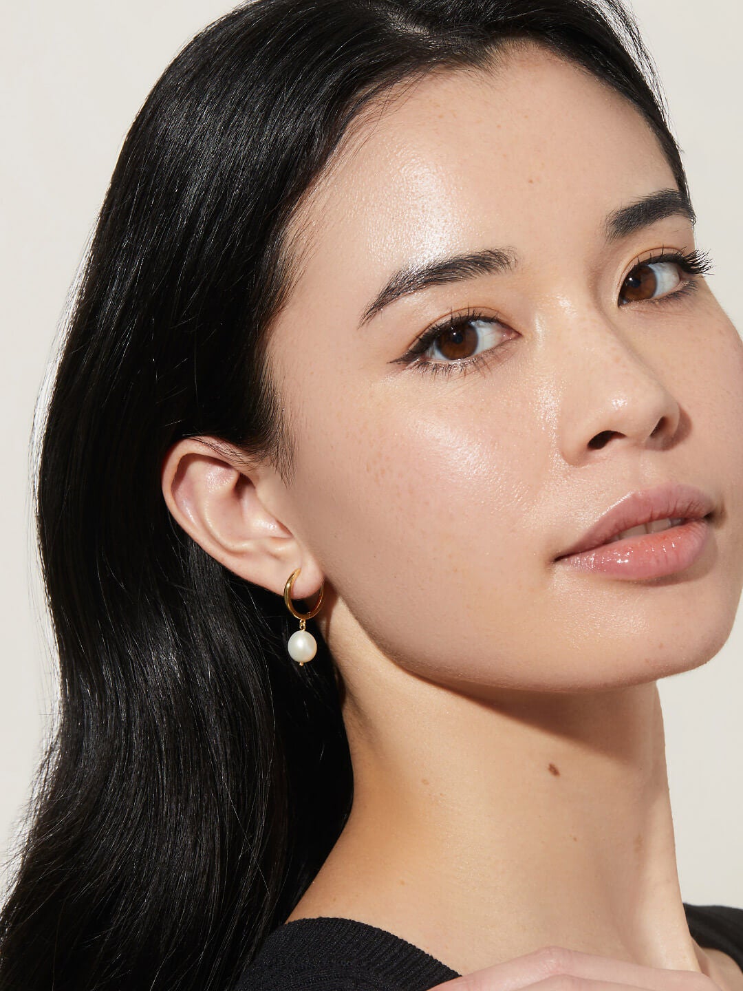 Medium Frida Pearl Hoops, GOLD, alternate image number 3