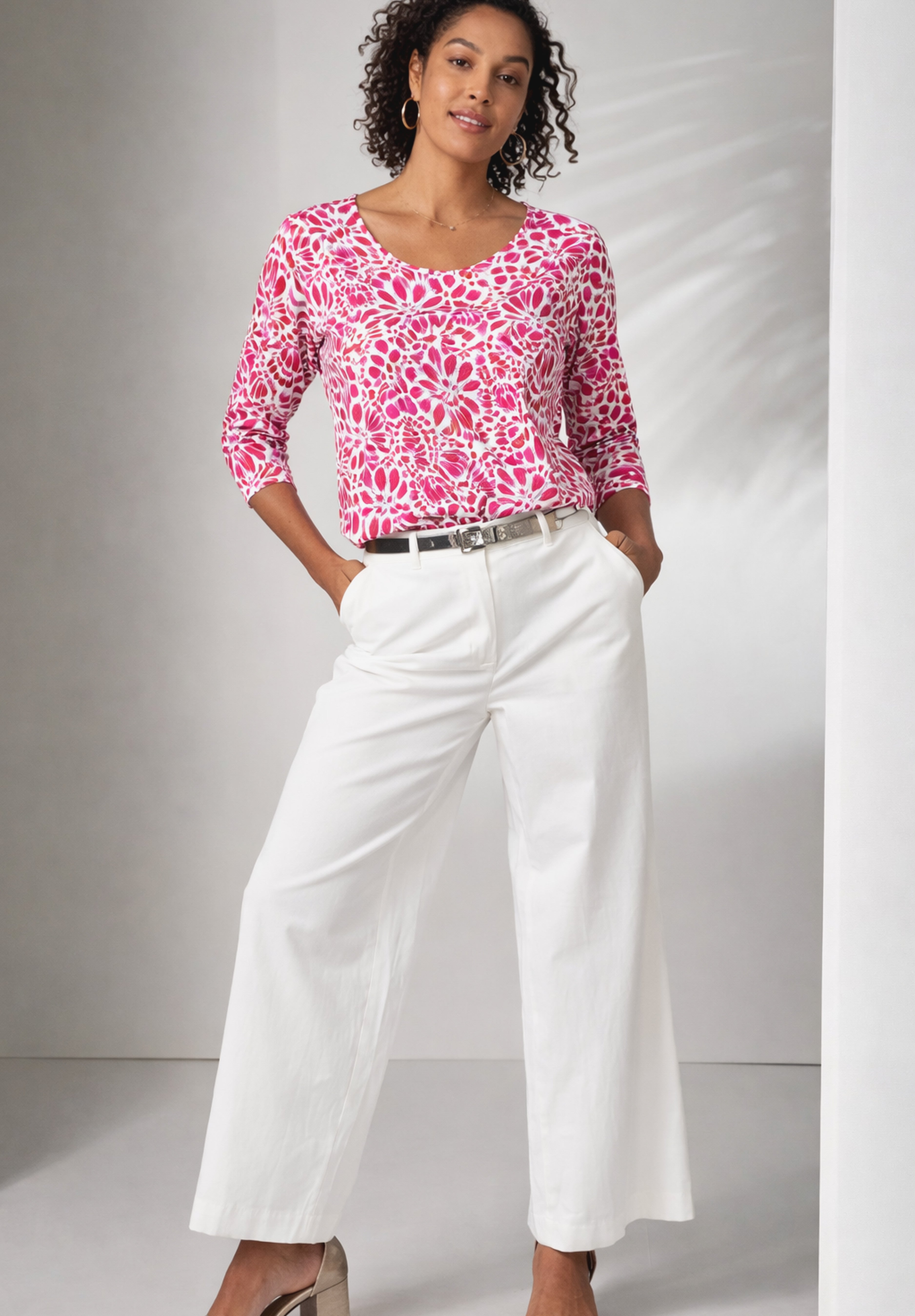 Stretch Cotton Scoop Neck Tee image number 3