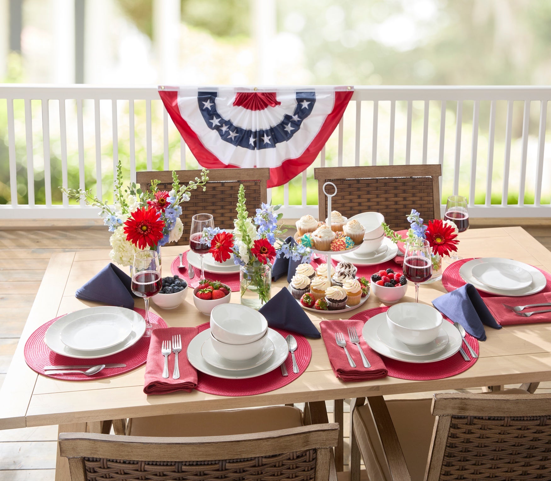 Pleated Patriotic Bunting Fan image number 0