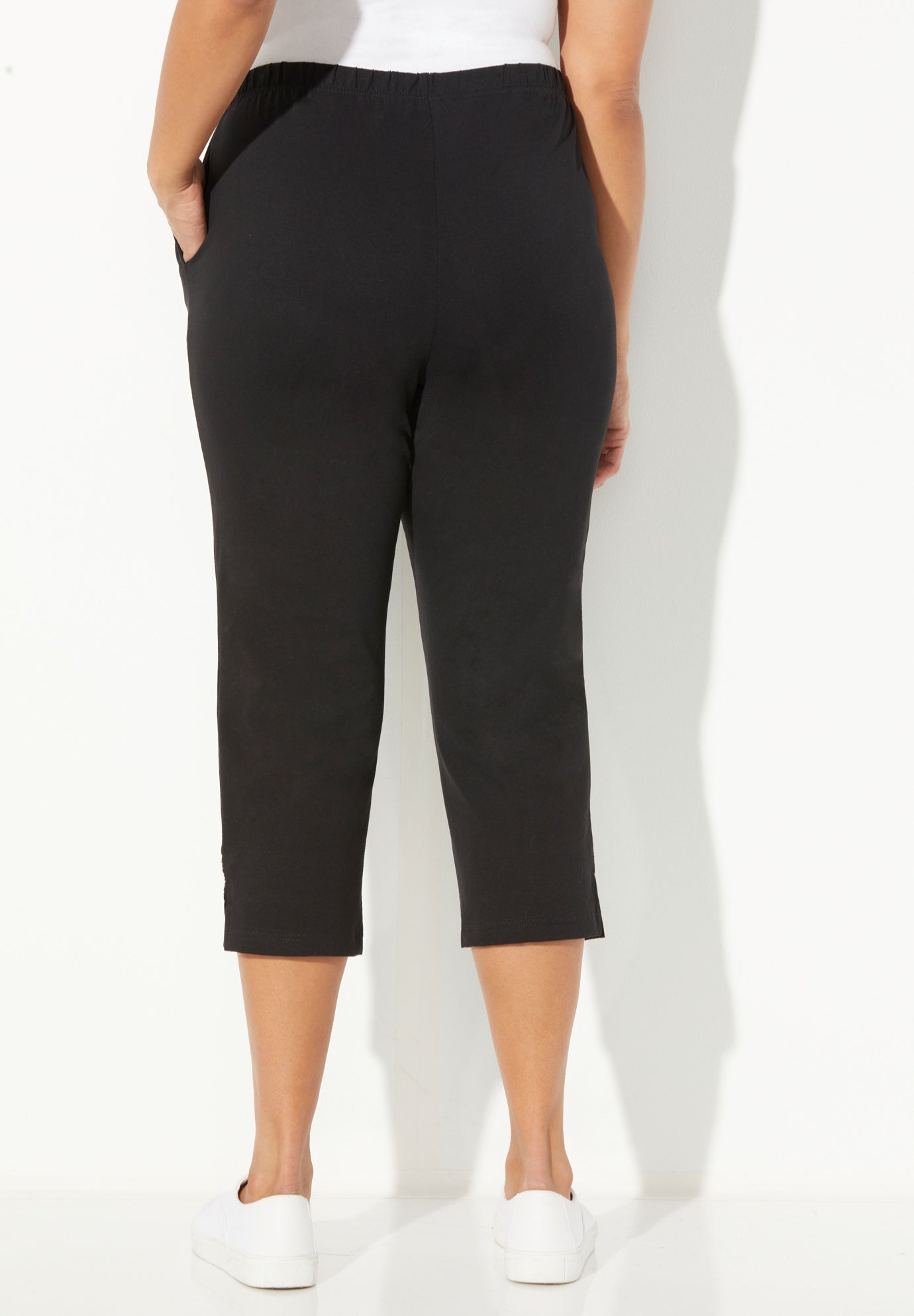 Suprema&reg; Crochet Trim Capri image number 1