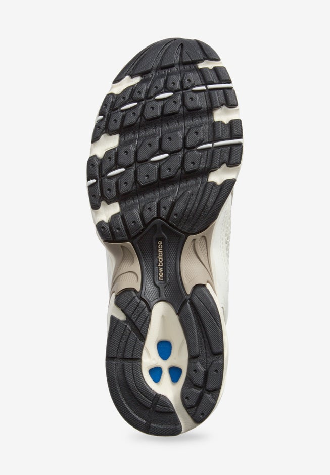 The 530 Sneaker image number 2